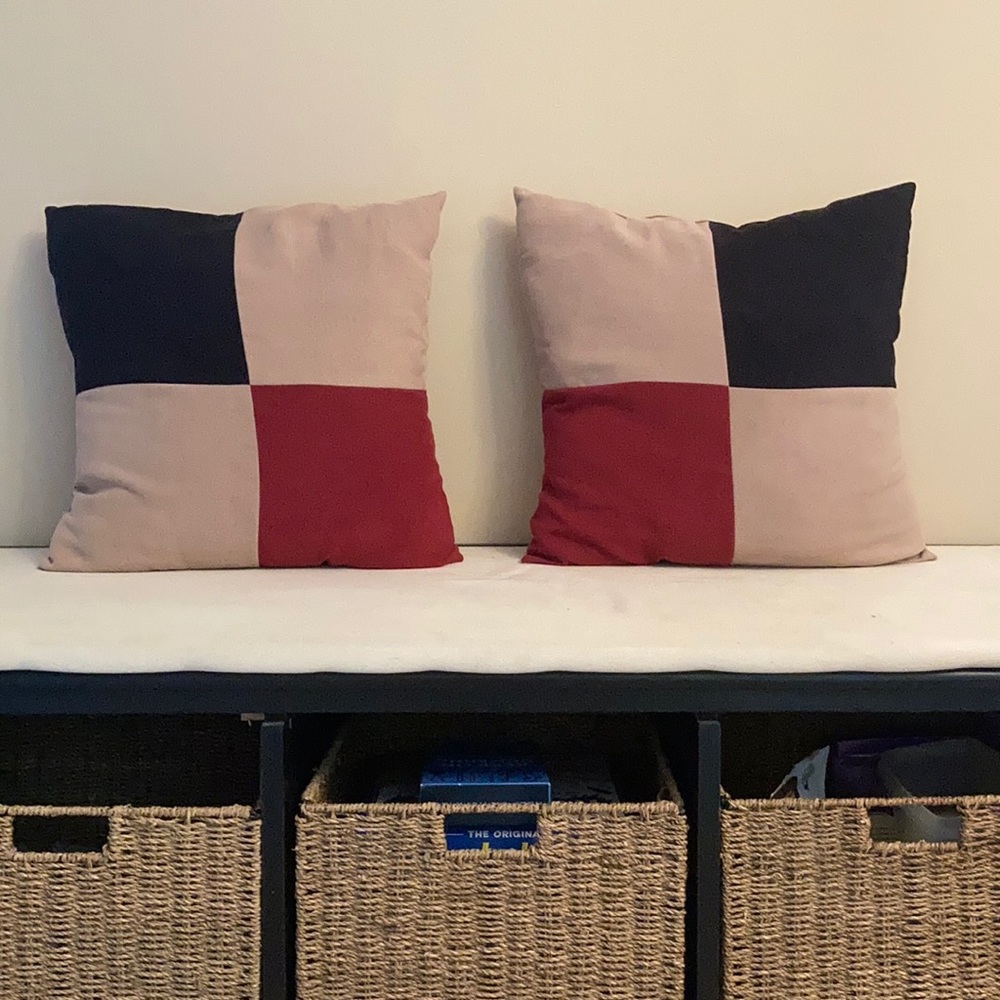 Pair of decorative pillows